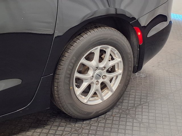 Used 2024 Chrysler Pacifica Touring-L FWD image 10