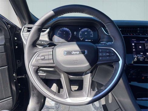 Used 2025 Jeep Grand Cherokee Altitude image 17