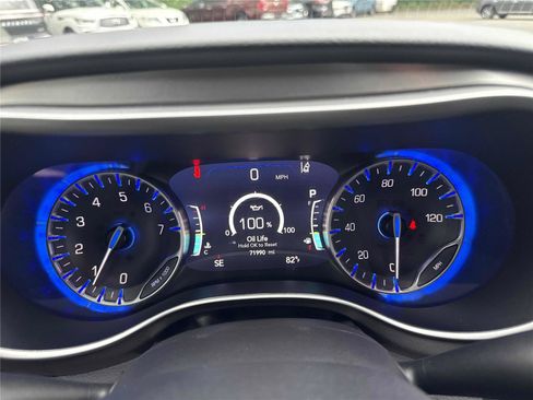 Used 2023 Chrysler Pacifica Touring-L FWD image 16