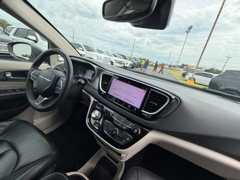Used 2022 Chrysler Pacifica Touring-L FWD image 17