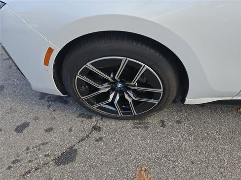 Used 2024 BMW 740i image 11