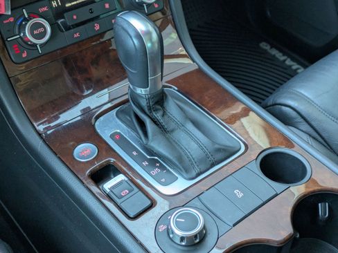 Used 2014 Volkswagen Touareg TDI image 20