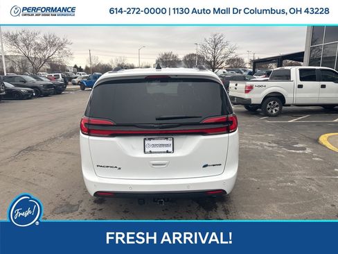 Used 2024 Chrysler Pacifica Premium image 5