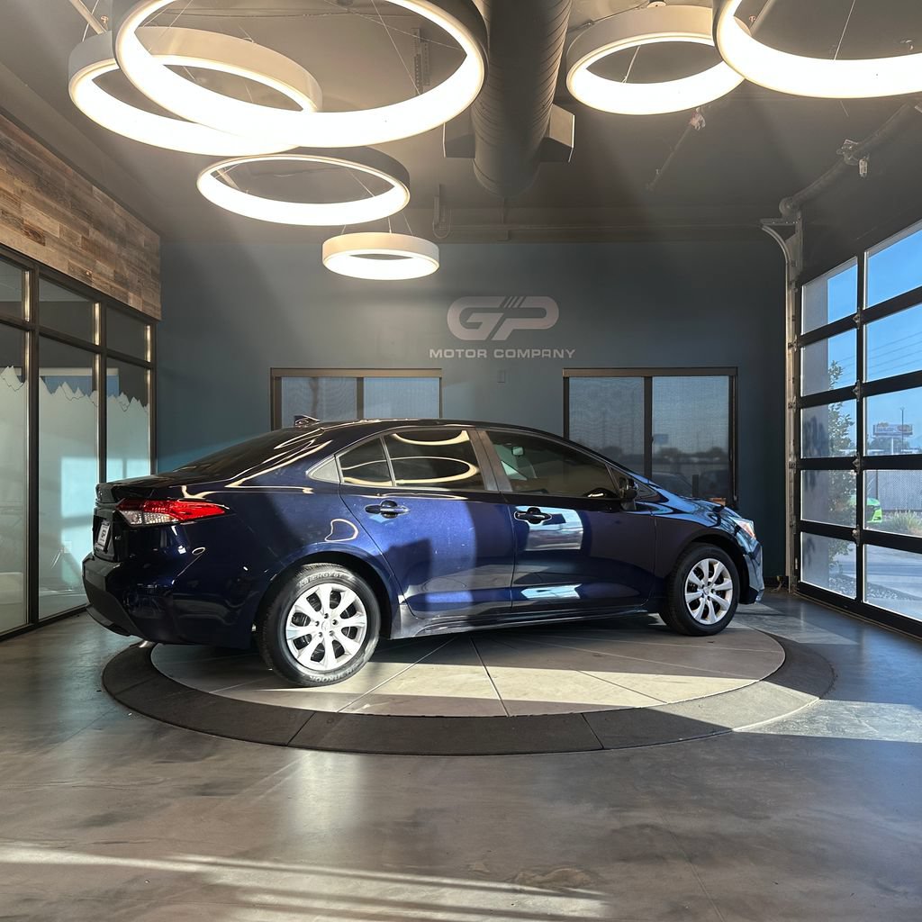 Used 2022 Toyota Corolla LE FWD image 3