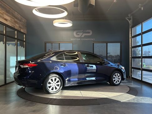 Used 2022 Toyota Corolla LE FWD image 3