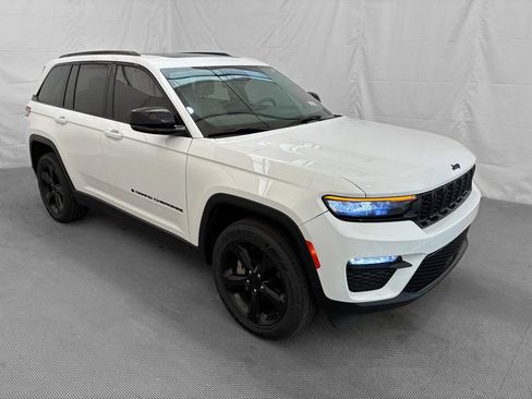 Used 2023 Jeep Grand Cherokee Limited w/ Black Appearance Package AWD/4WD image 10