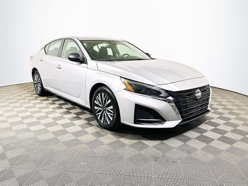 Used 2024 Nissan Altima 2.5 SV image 1