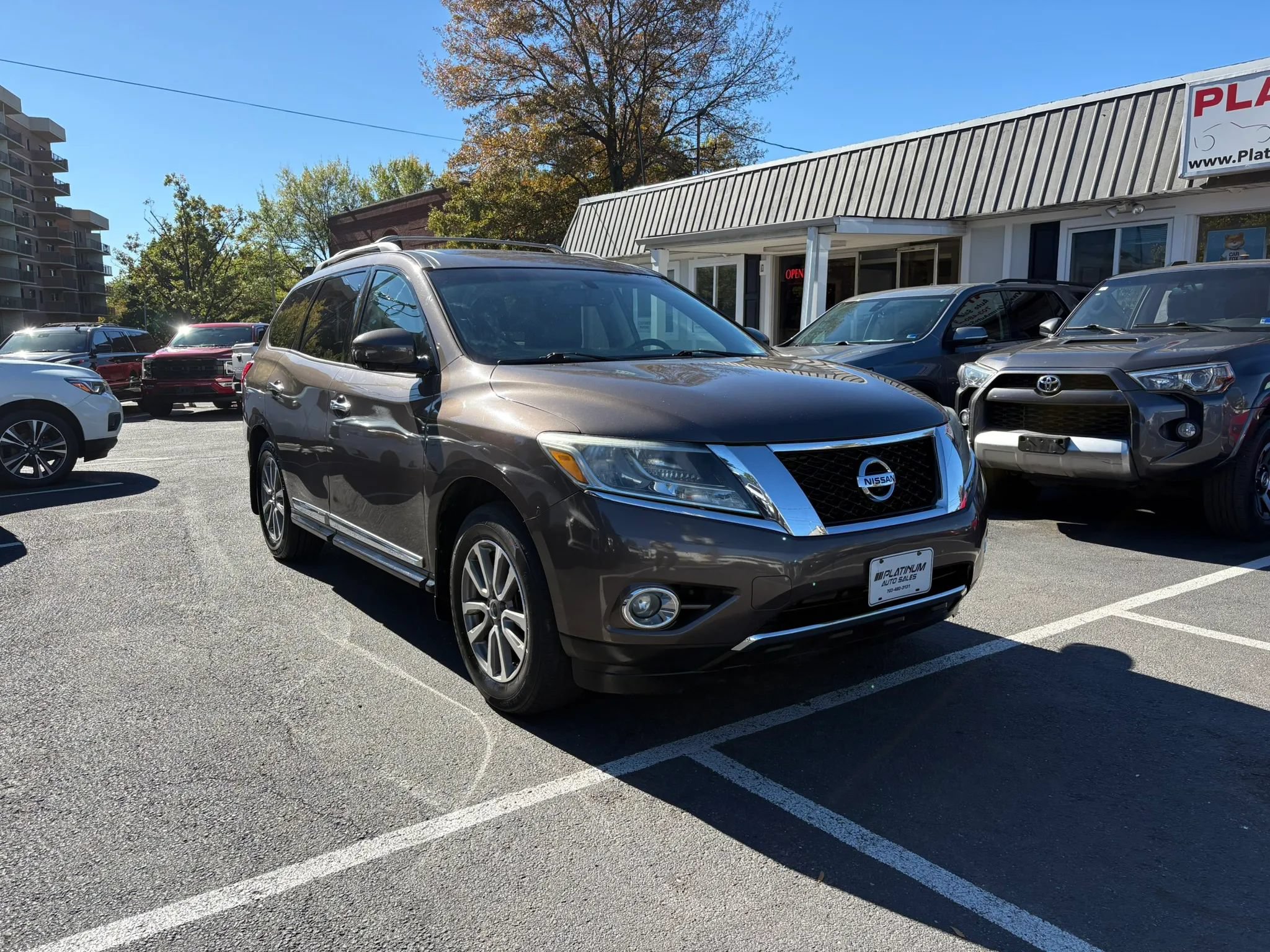 Used 2015 Nissan Pathfinder SL w/ SL Premium Package FWD image 2