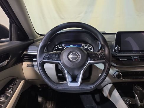 Used 2025 Nissan Altima 2.5 SV FWD image 11