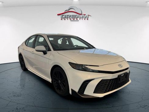 Used 2025 Toyota Camry SE FWD image 1