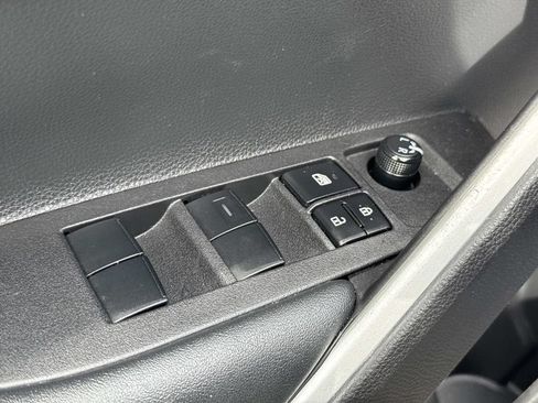 Used 2025 Toyota Corolla Cross L FWD image 22