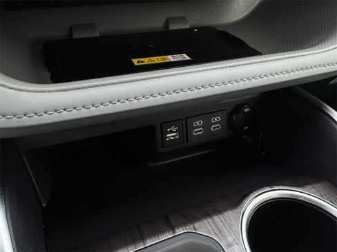 Used 2024 Toyota Highlander Limited image 20