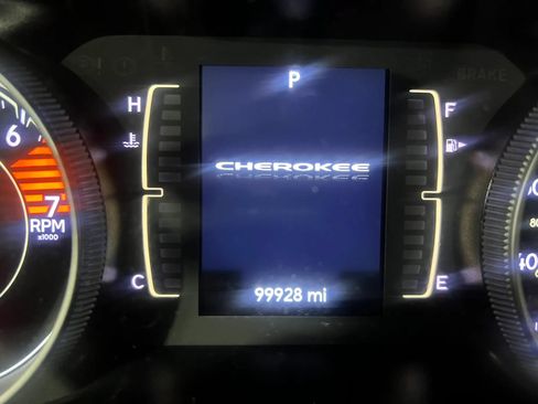 Used 2020 Jeep Cherokee Latitude AWD/4WD image 17