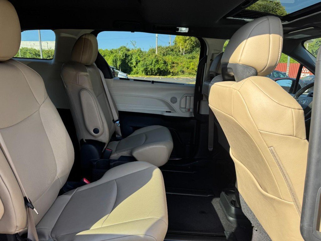 Used 2024 Toyota Sienna XLE FWD image 15