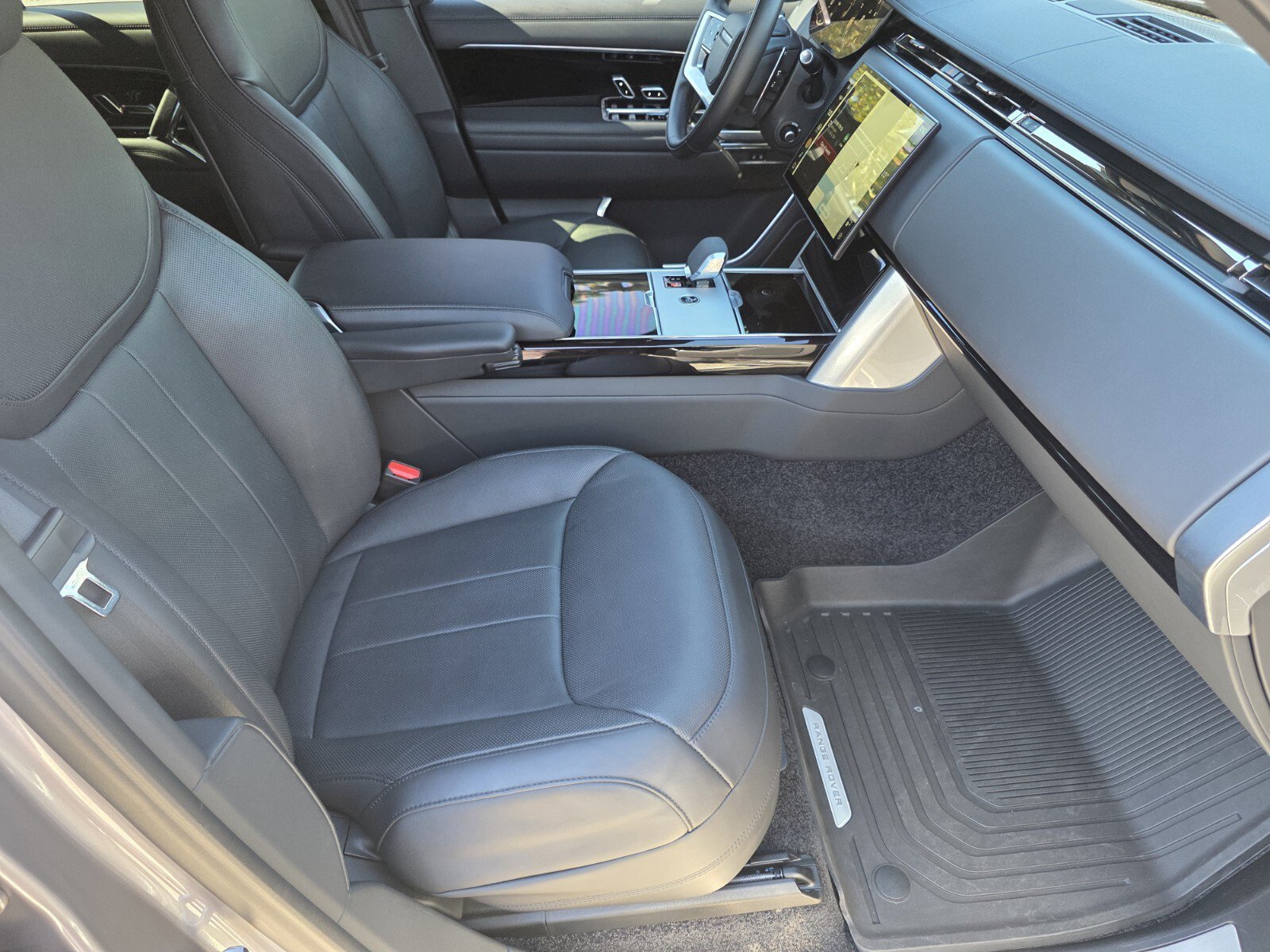 Used 2024 Land Rover Range Rover SE AWD/4WD image 3