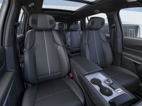 New 2026 Cadillac Vistiq Luxury image 17