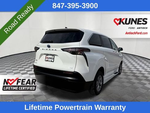 Used 2025 Toyota Sienna LE image 3