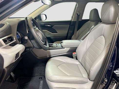 New 2026 Toyota Highlander XLE image 18