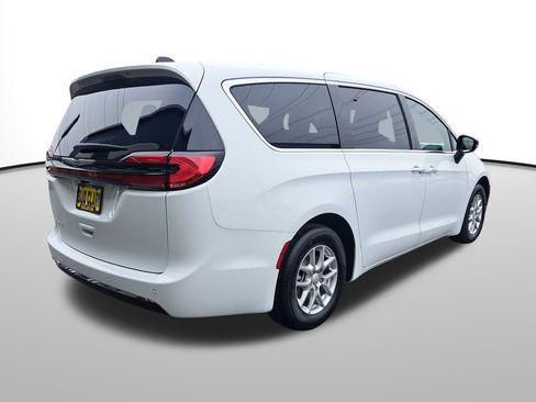 New 2026 Chrysler Pacifica Select image 6