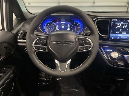 Used 2025 Chrysler Pacifica Select FWD image 5