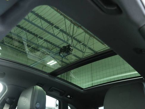 Certified 2025 Porsche Macan AWD/4WD image 37
