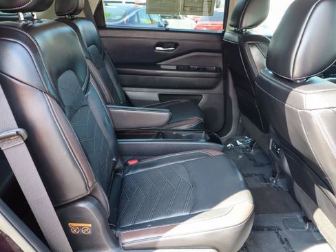 Used 2024 Nissan Pathfinder Platinum FWD image 15