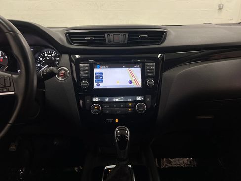 Used 2017 Nissan Rogue Sport SV w/ SV Premium Package AWD/4WD image 18