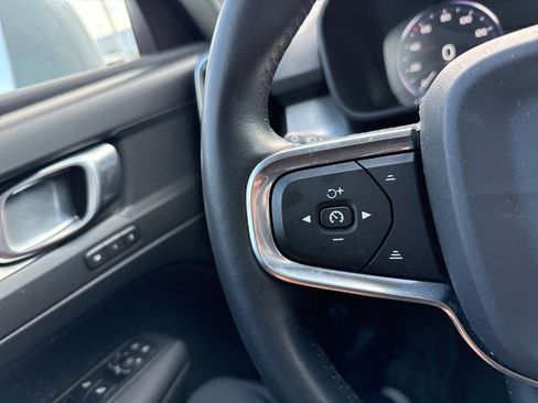 Used 2020 Volvo XC40 T5 Momentum image 22