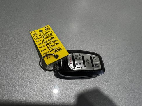 Used 2024 Chrysler Pacifica Limited FWD image 45