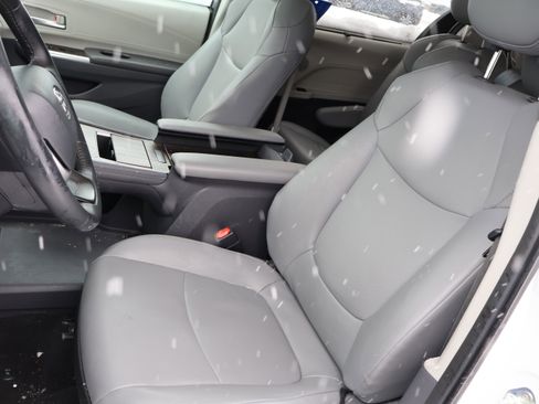 Used 2024 Toyota Sienna XLE image 41