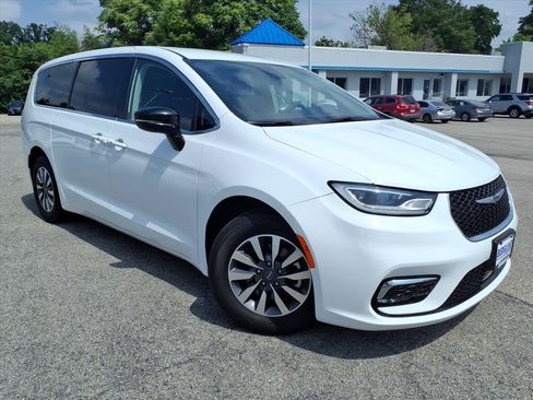 Used 2024 Chrysler Pacifica Limited FWD image 2