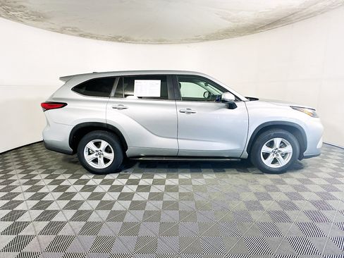 Used 2023 Toyota Highlander L FWD image 2