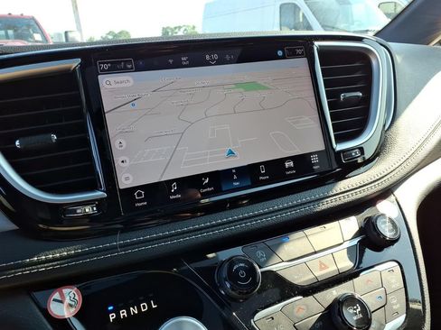 Certified 2025 Chrysler Pacifica Limited FWD image 19