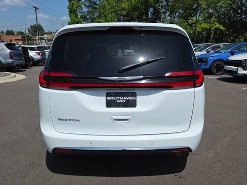 Used 2023 Chrysler Pacifica Touring-L FWD image 4