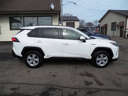 Used 2019 Toyota RAV4 LE w/ Carpet Mat Package image 2