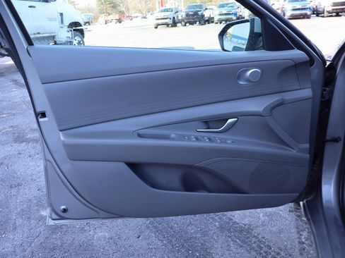 Used 2021 Hyundai Elantra SE image 20