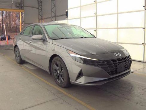 Used 2022 Hyundai Elantra SEL FWD image 3