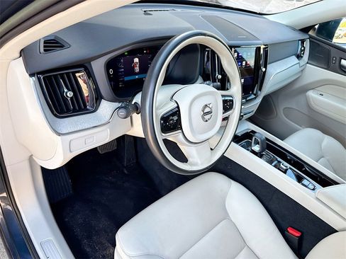 Used 2023 Volvo XC60 B5 Plus image 10