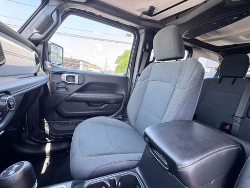 Used 2025 Jeep Wrangler Unlimited Sahara AWD/4WD image 15