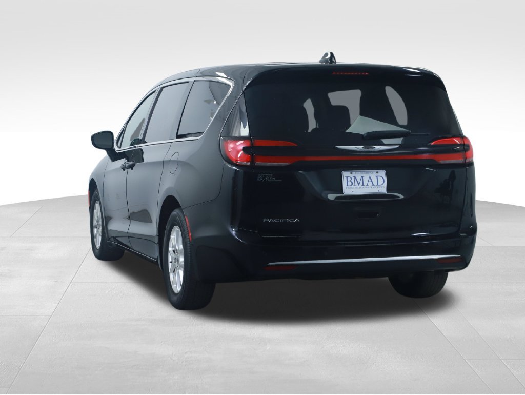 Used 2024 Chrysler Pacifica Touring-L FWD image 11