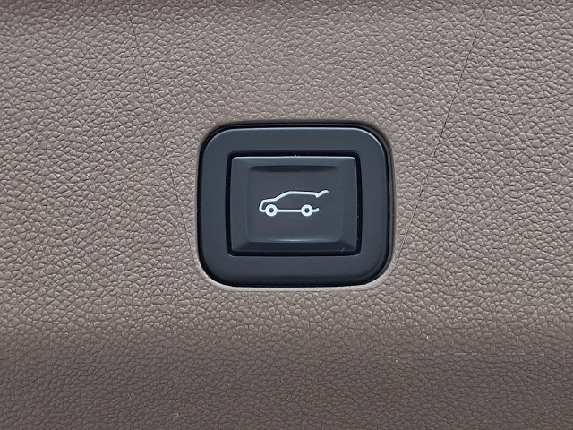 Used 2022 GMC Yukon XL Denali w/ Advanced Technology Package AWD/4WD image 37