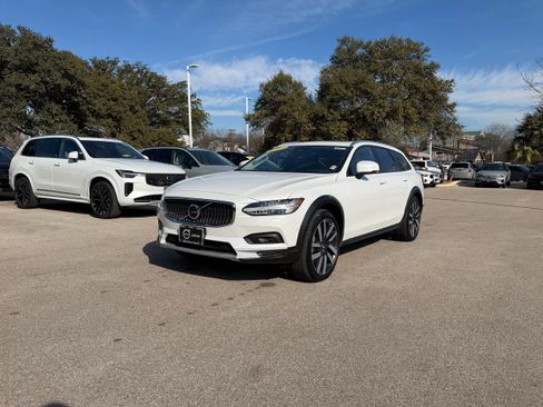 Used 2025 Volvo V90 B6 Cross Country Plus w/ Protection Package Premier image 2