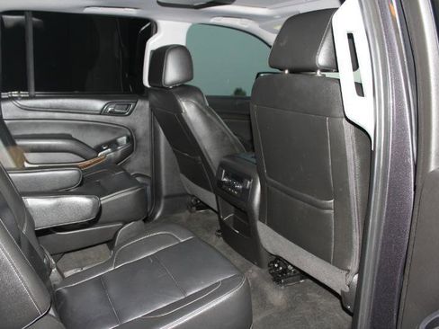 Used 2017 Chevrolet Suburban LT image 17