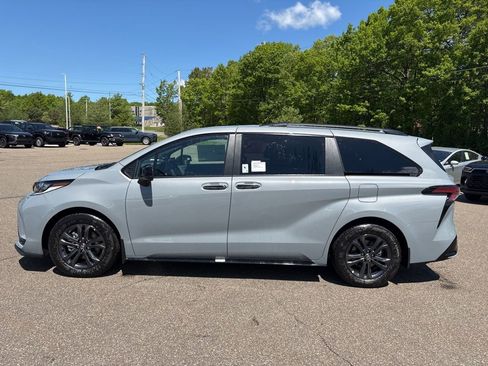 Used 2026 Toyota Sienna XSE AWD/4WD image 3