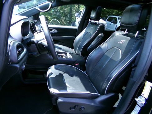 Used 2025 Chrysler Pacifica Limited FWD image 13