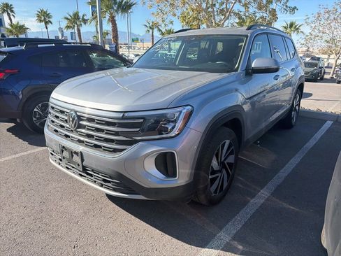 Used 2025 Volkswagen Atlas SE image 2