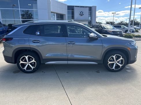 New 2025 Volkswagen Tiguan SE image 3