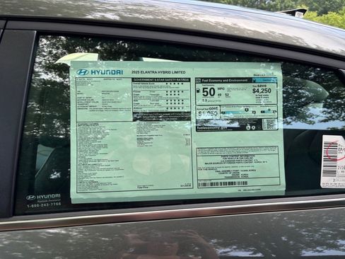 Certified 2025 Hyundai Elantra Limited FWD image 33