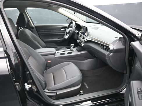 Used 2025 Nissan Altima 2.5 SV FWD image 11