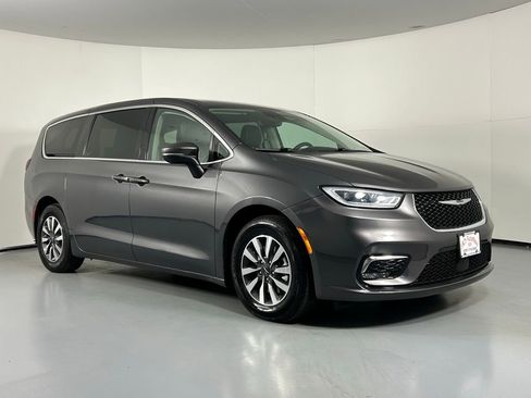 Used 2023 Chrysler Pacifica Touring-L image 1